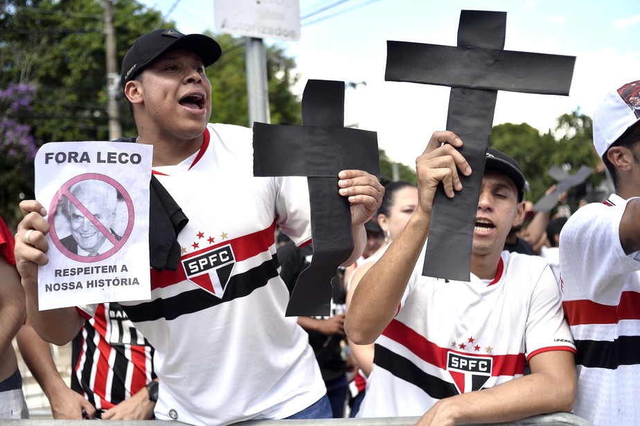 Spnet Torcedores Do S O Paulo Protestam Contra Presidente Leco Ra E