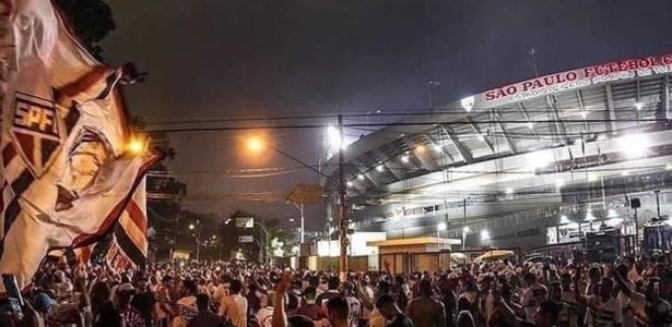 Spnet Torcida Recebe S O Paulo Grande Aglomera O Na Porta Do Morumbi