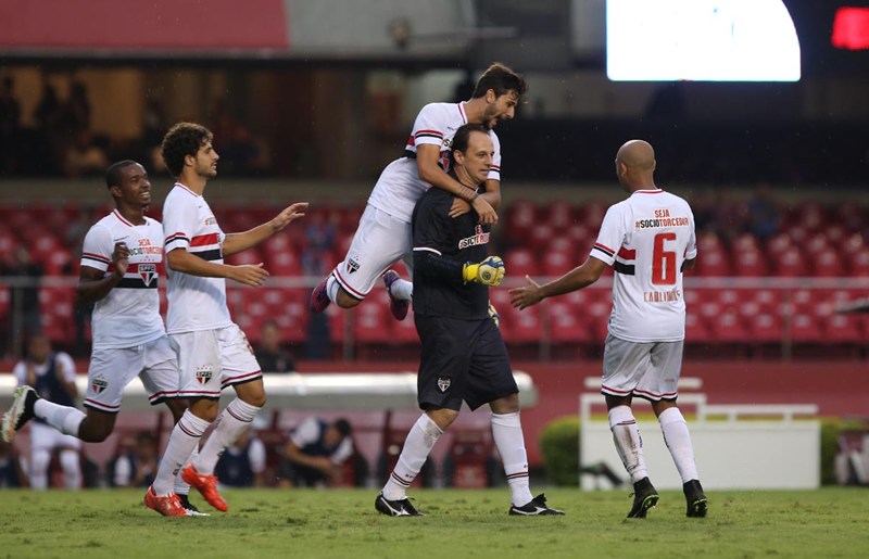 rogerio comemora contra linense