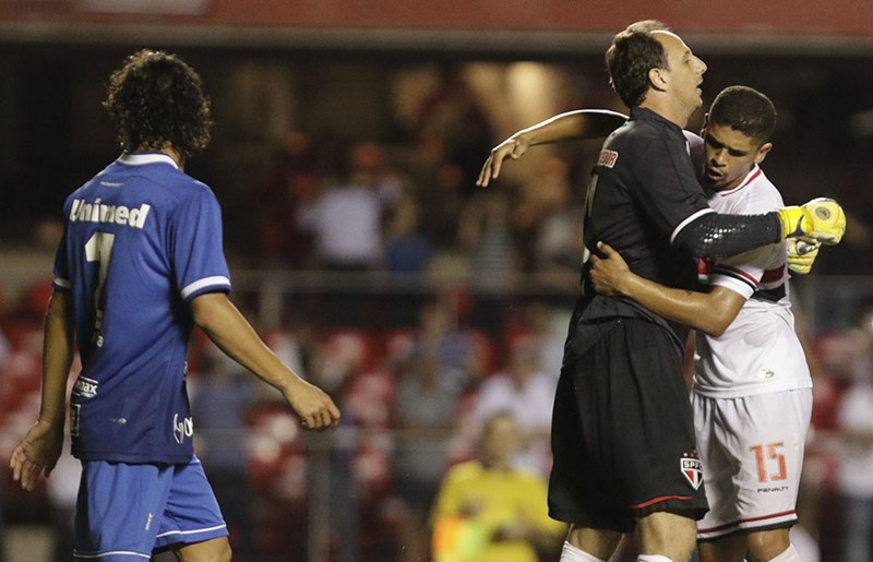 Rogerio comemora contra sao bento