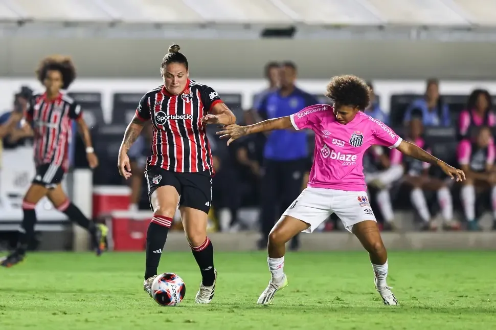 São Paulo vira sobre o Santos na Vila e avança à final do