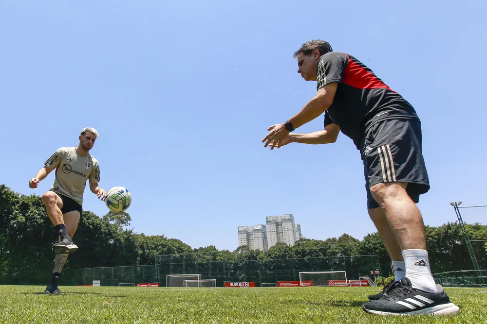 Sem Calleri, São Paulo dá chance a Erison antes de buscar centroavante no  mercado