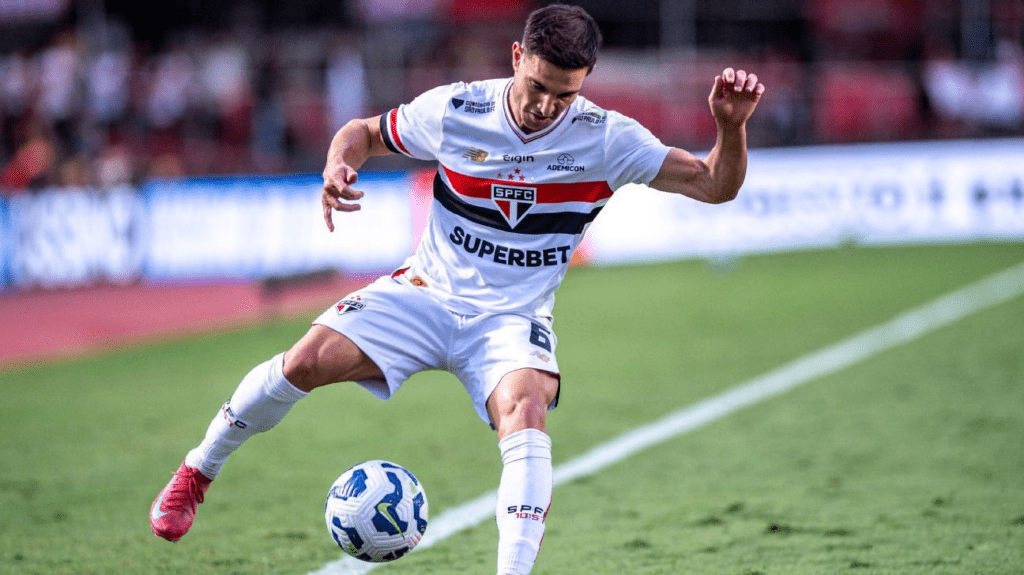 Cédric Soares acerta renovação de contrato e terá aumento 'substancial' de salário